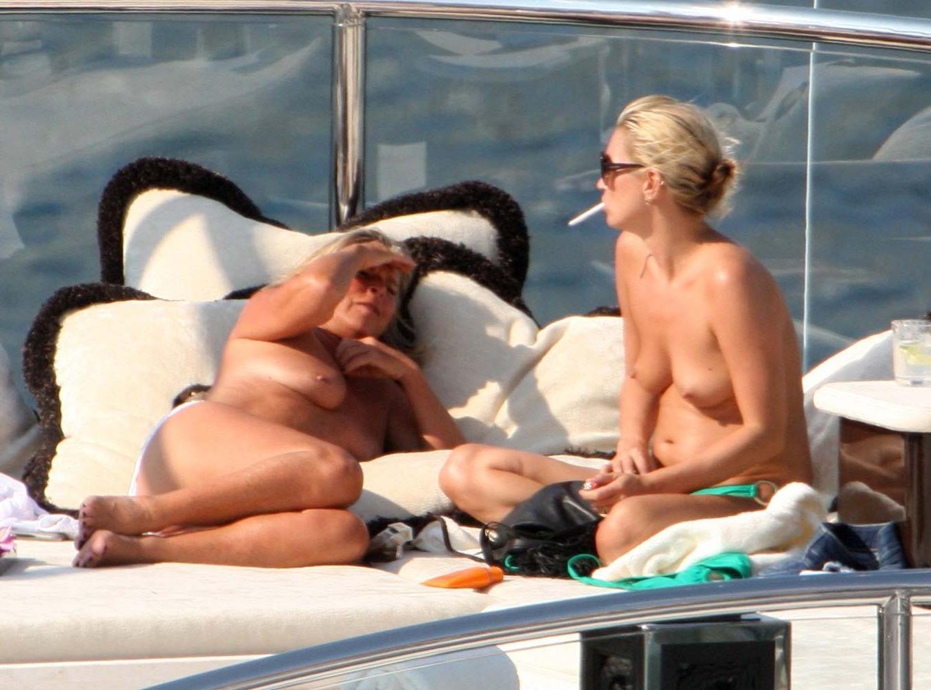 16P Kate Moss shaved pussy and topless