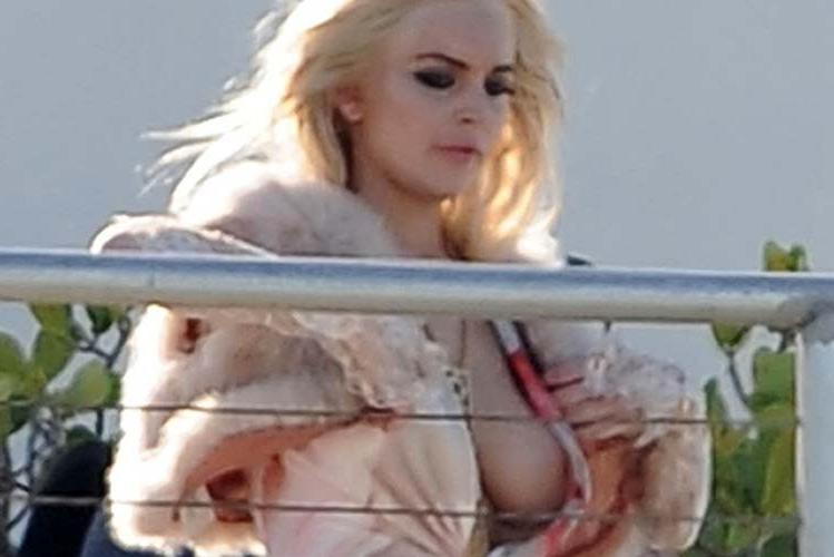 16P Lindsay Lohan finally exposing totally nude body and topless photos