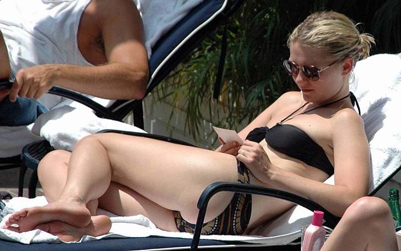 16P Kirsten Dunst very sexy and hot bikini and topless photos