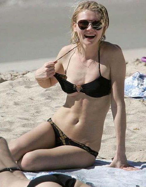 16P Kirsten Dunst very sexy and hot bikini and topless photos