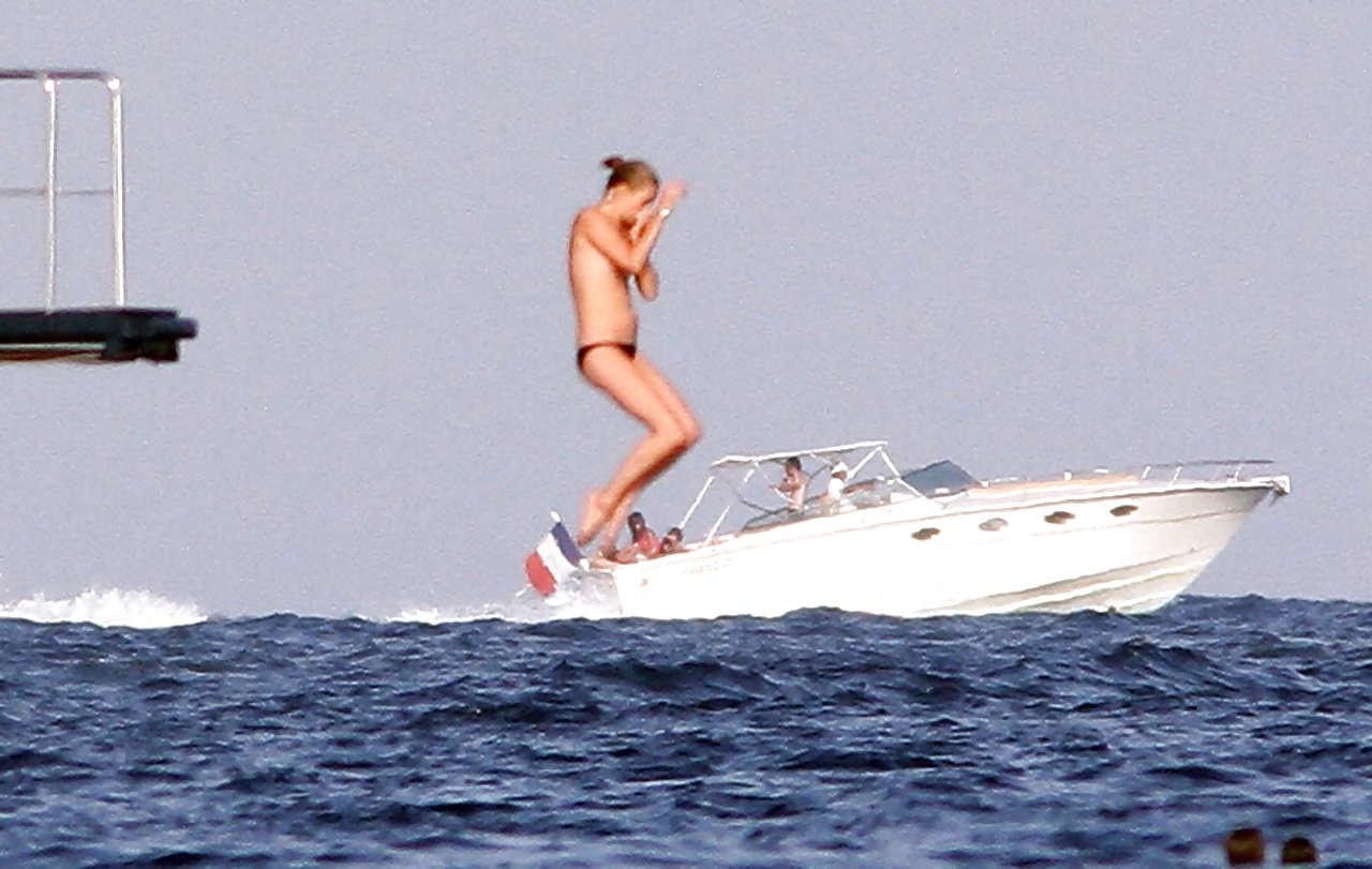16P Kate Moss topless jumping from yach and showing her panties paparazzi shoots