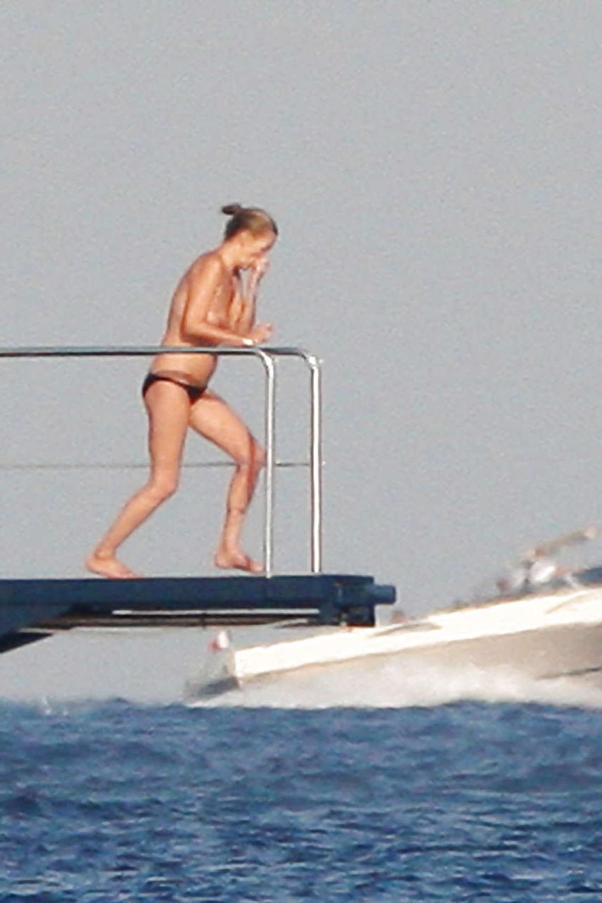 16P Kate Moss topless jumping from yach and showing her panties paparazzi shoots
