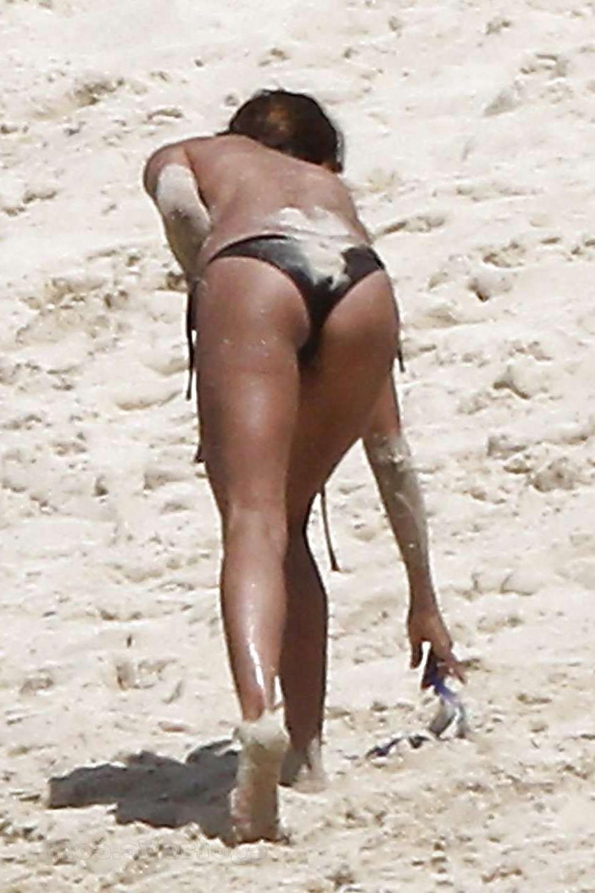 16P Brooke Burke showing her great body in various bikini and almost topless