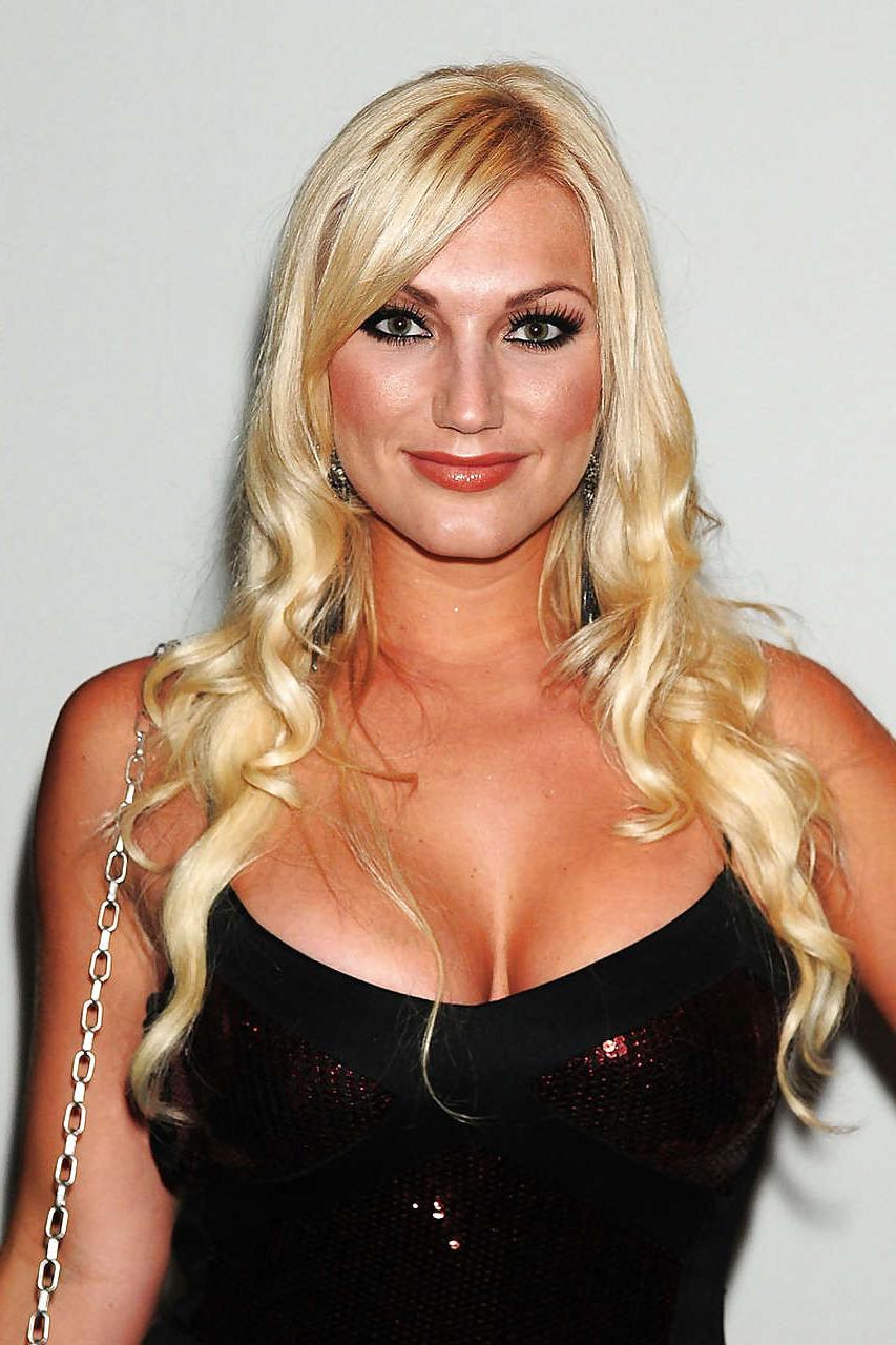 16P Brooke Hogan posiert oben ohne, aber bedeckt und langbeinig im Minirock, Paparazzi-Bild