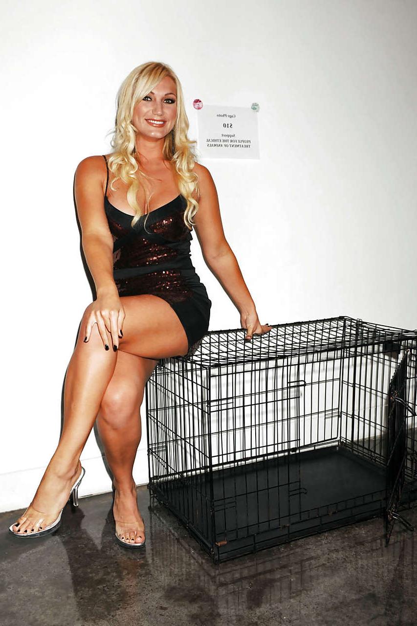 16P Brooke Hogan posiert oben ohne, aber bedeckt und langbeinig im Minirock, Paparazzi-Bild