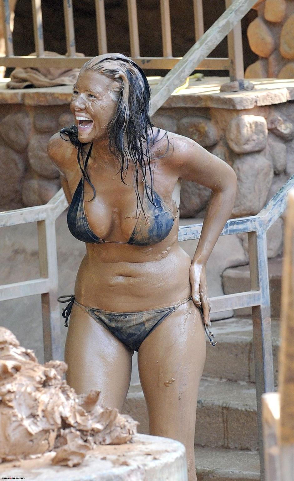 16P Imogen Thomas busty in bikini  mud visiting a spa in LA