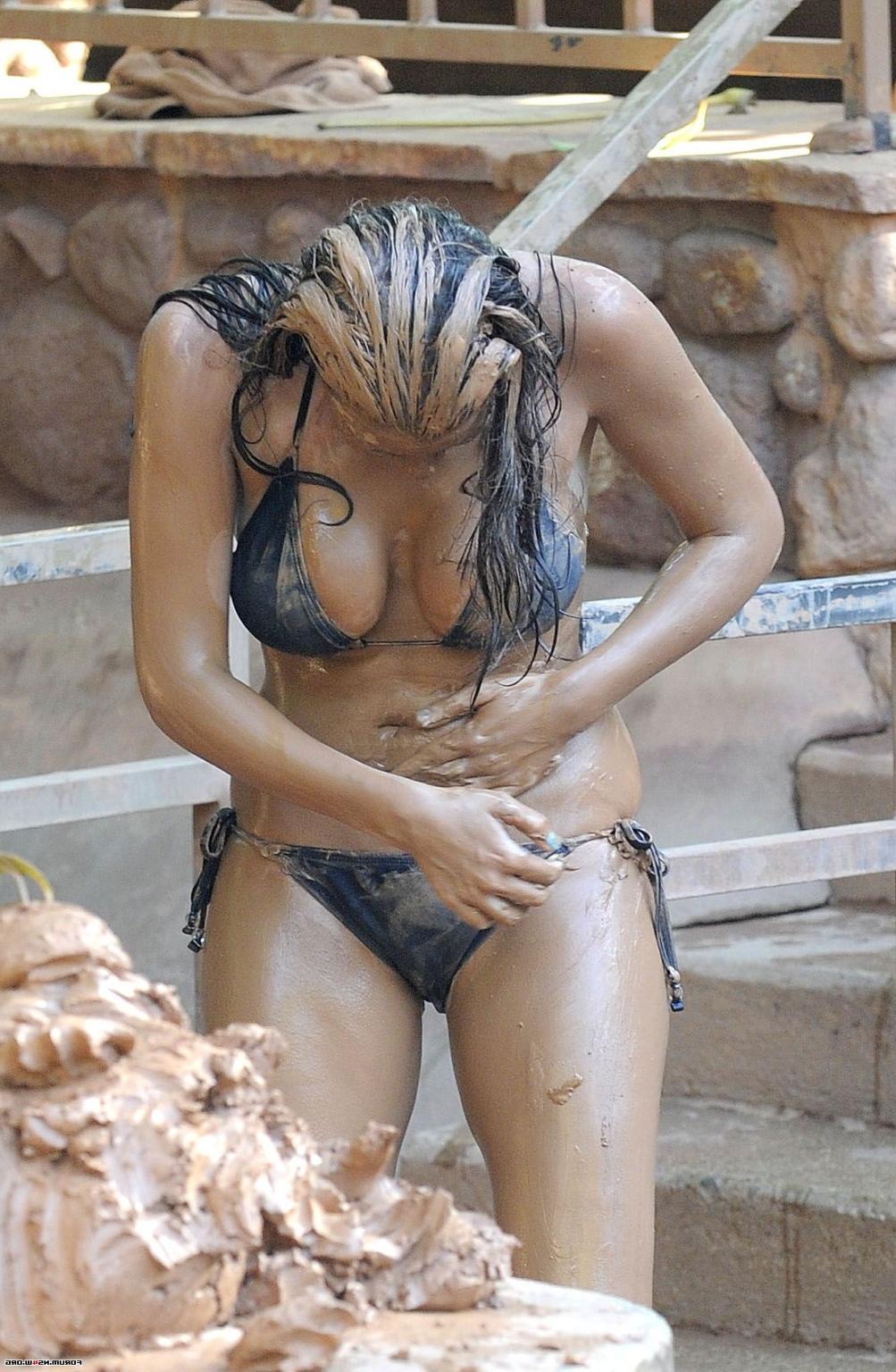 16P Imogen Thomas busty in bikini  mud visiting a spa in LA