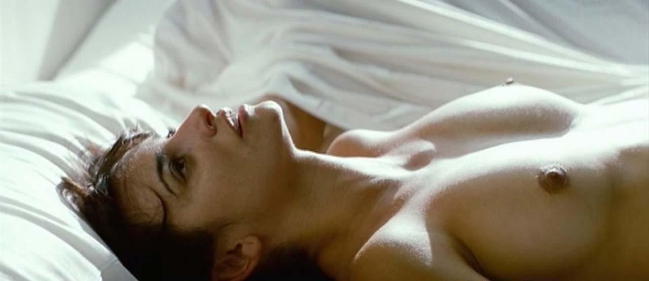 16P Penelope Cruz enjoying on beach in topless and showing sexy ass in bikini