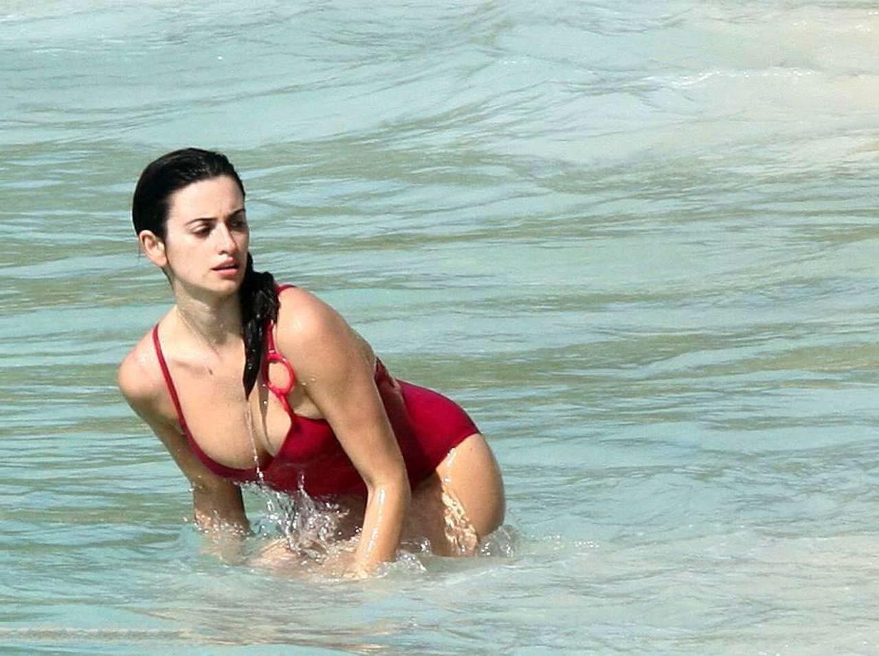 16P Penelope Cruz enjoying on beach in topless and showing sexy ass in bikini