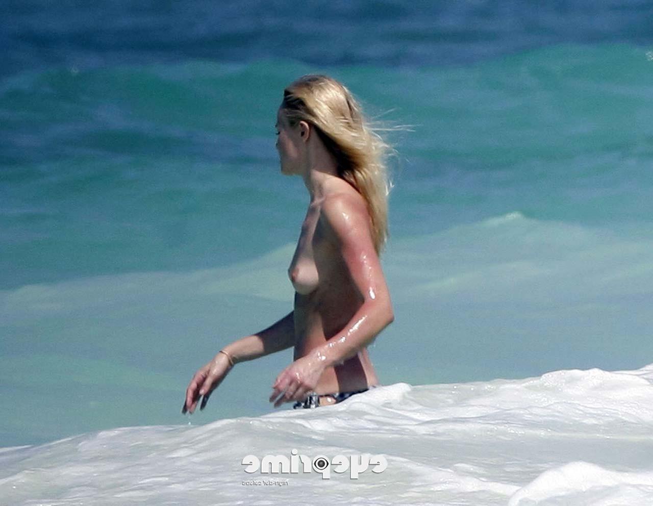 15P Kate Bosworth enjoying in topless on beach and showing sexy body