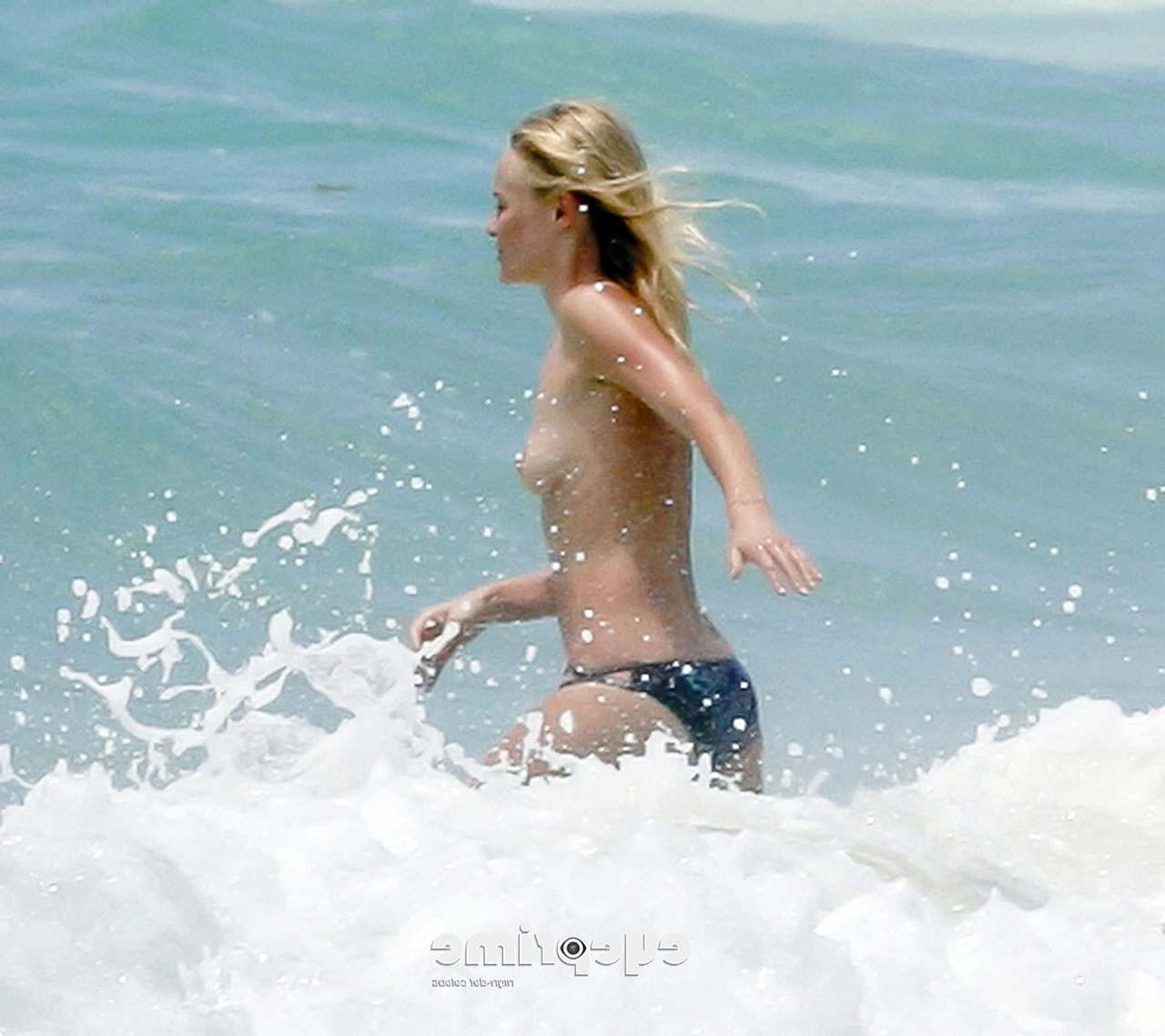 15P Kate Bosworth enjoying in topless on beach and showing sexy body