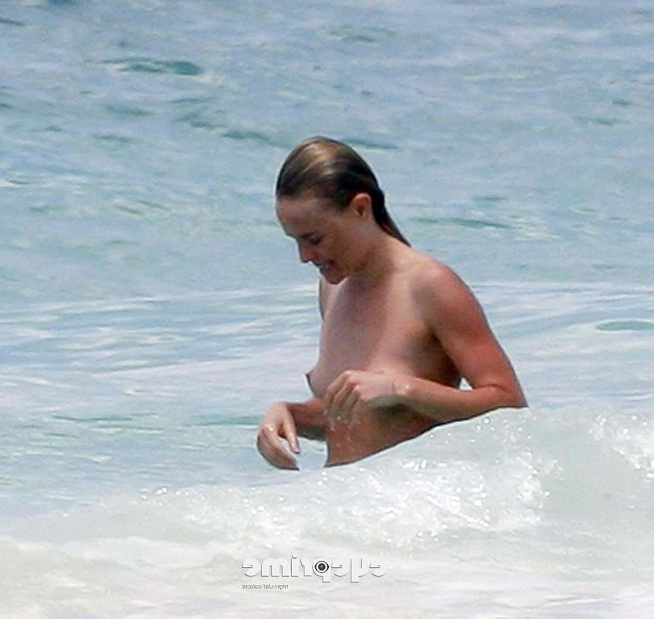 15P Kate Bosworth enjoying in topless on beach and showing sexy body