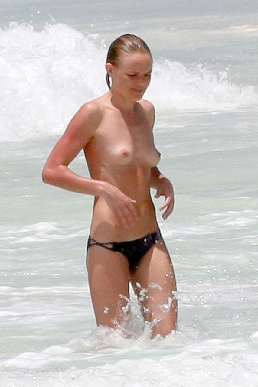 15P Kate Bosworth enjoying in topless on beach and showing sexy body