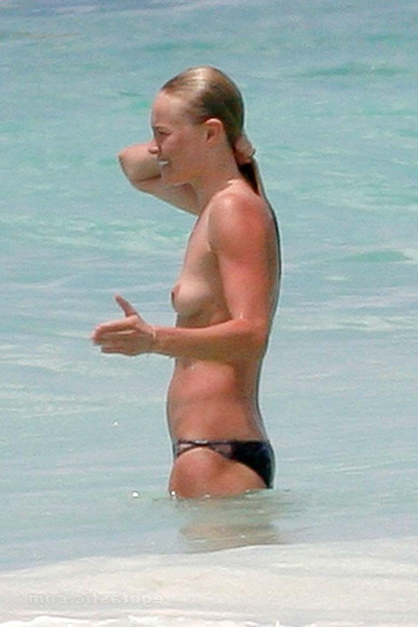 15P Kate Bosworth enjoying in topless on beach and showing sexy body