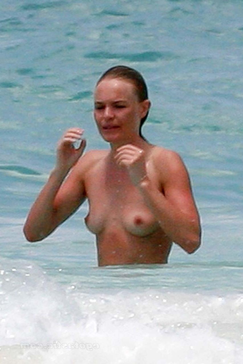 15P Kate Bosworth enjoying in topless on beach and showing sexy body