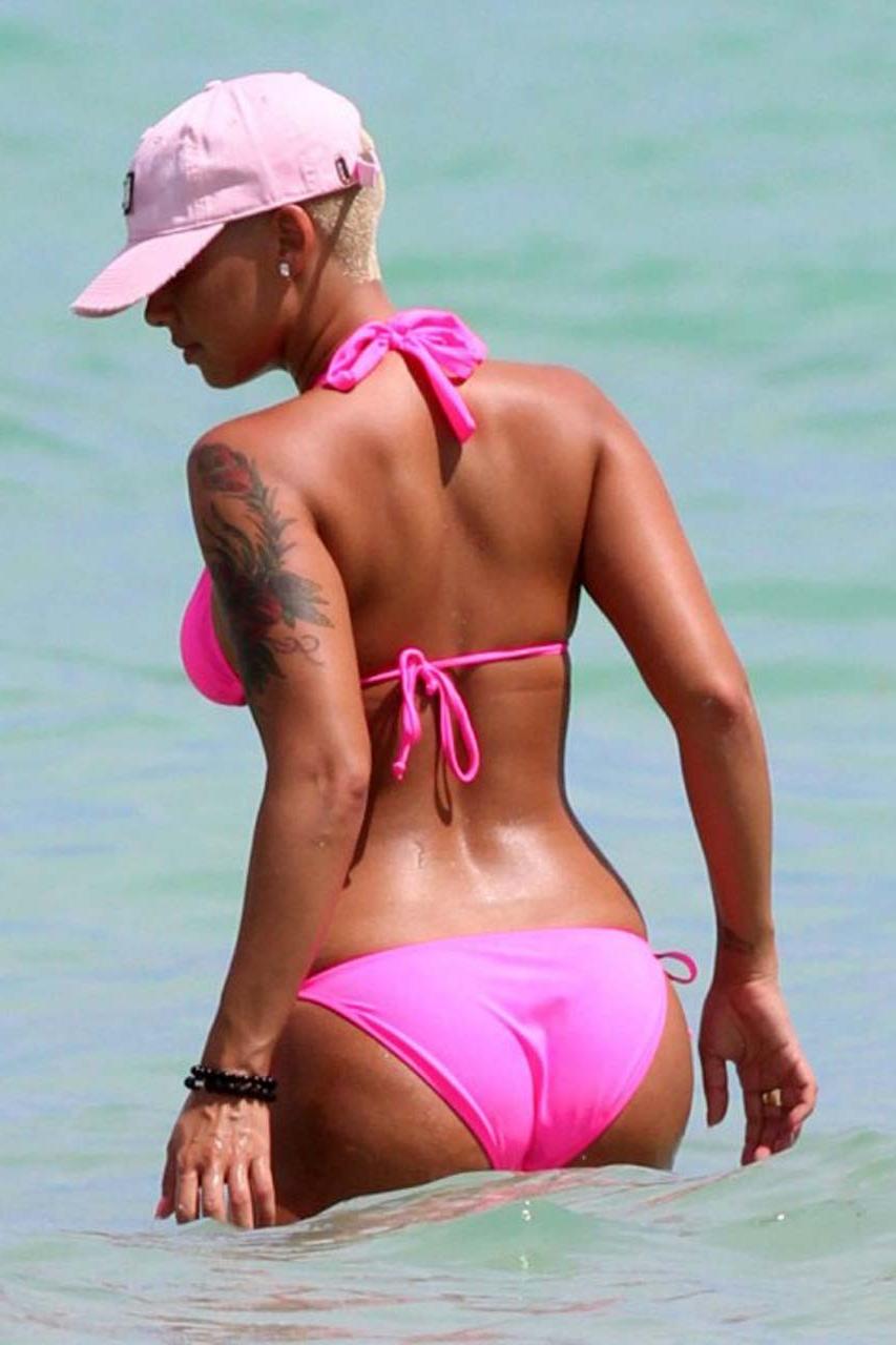 16P Amber Rose enjoying on beach in topless and exposing huge boobs
