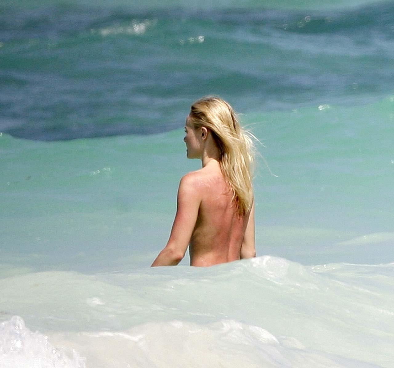 16P Kate Bosworth enjoying on beach in topless and exposing her sexy bikini body