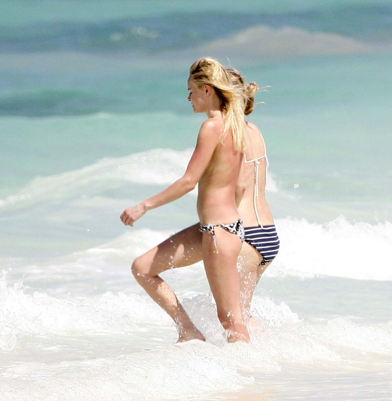 16P Kate Bosworth enjoying on beach in topless and exposing her sexy bikini body
