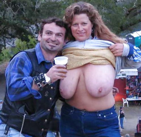 25P SHOWING OFF THOSE JUGGS