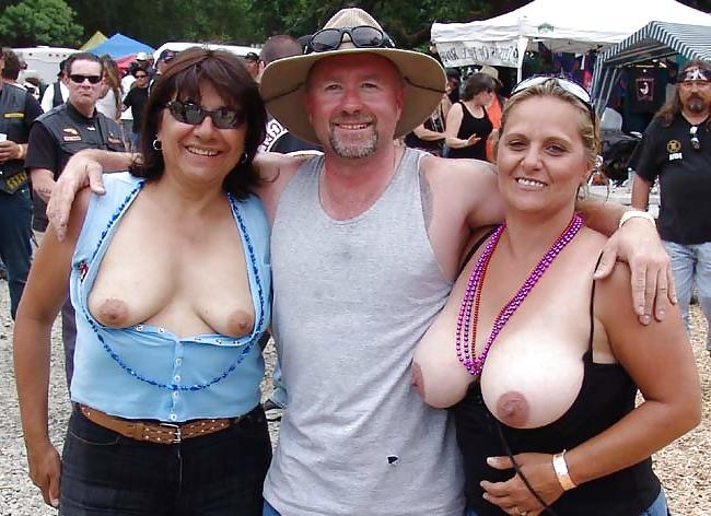 25P SHOWING OFF THOSE JUGGS