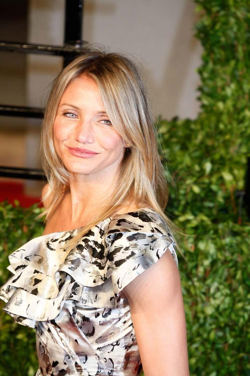 16P Cameron Diaz showing her great legs in mini skirt and topless