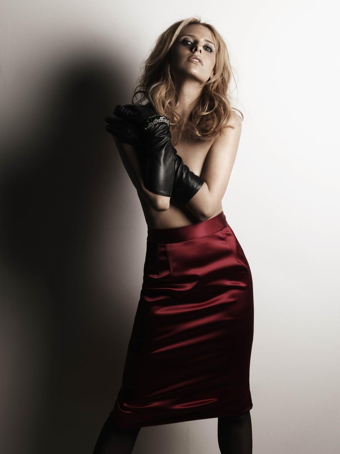 16P Sarah Michelle Gellar topless but hiding boobs for Nino Munoz lingerie photoshoo