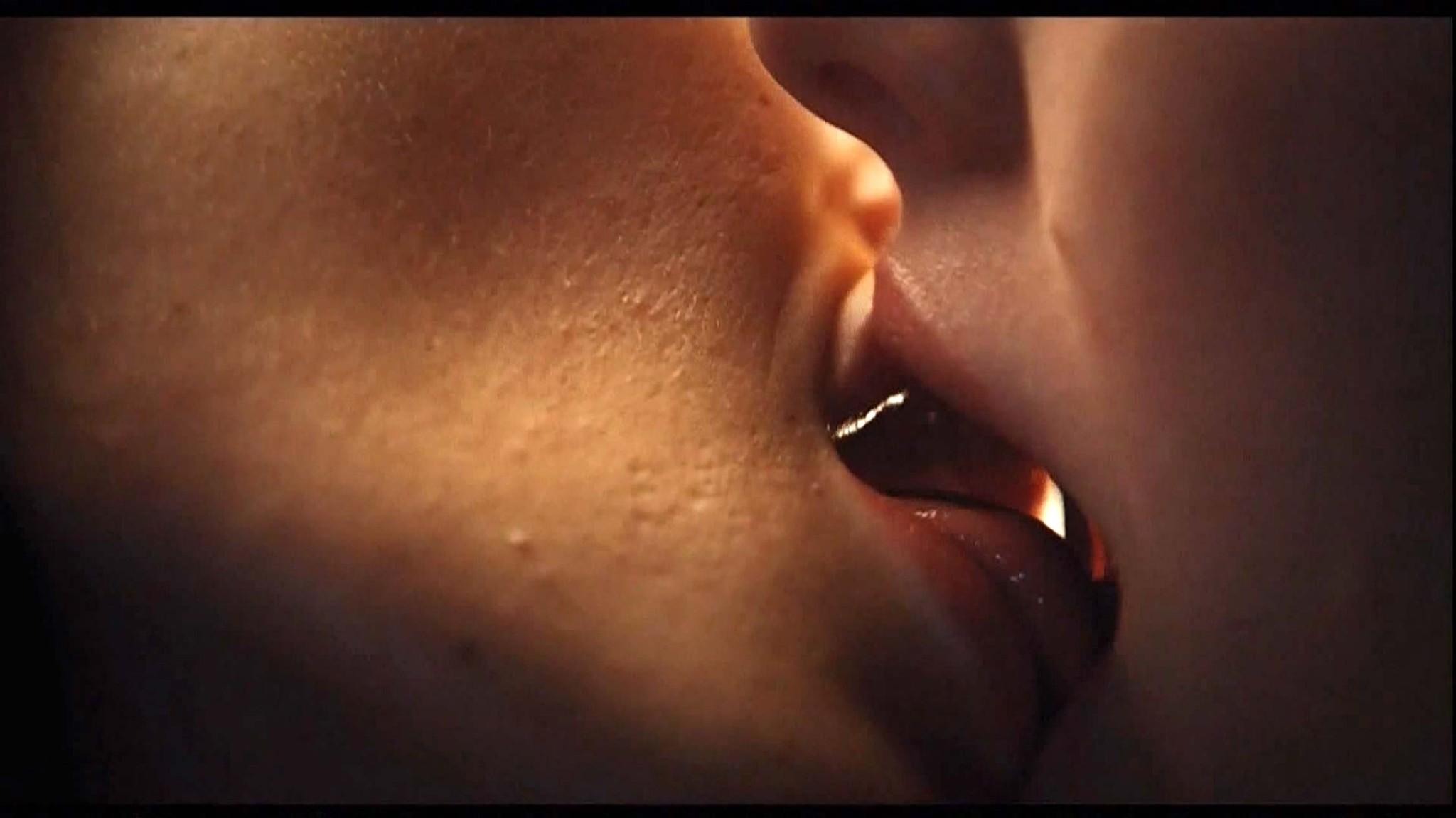 10P Megan Fox topless and kissing with another girl in lesbian sex scene