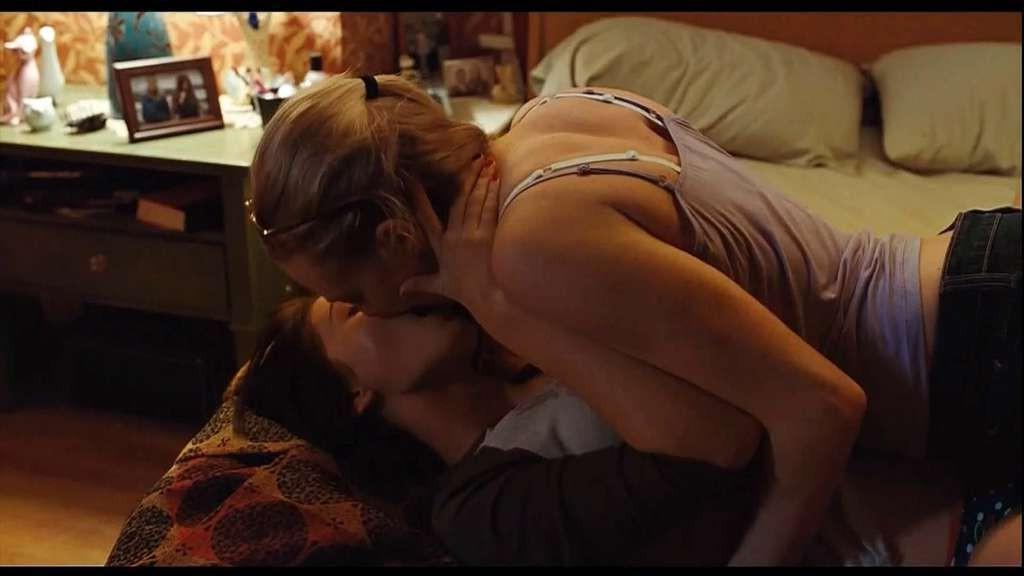 10P Megan Fox topless and kissing with another girl in lesbian sex scene