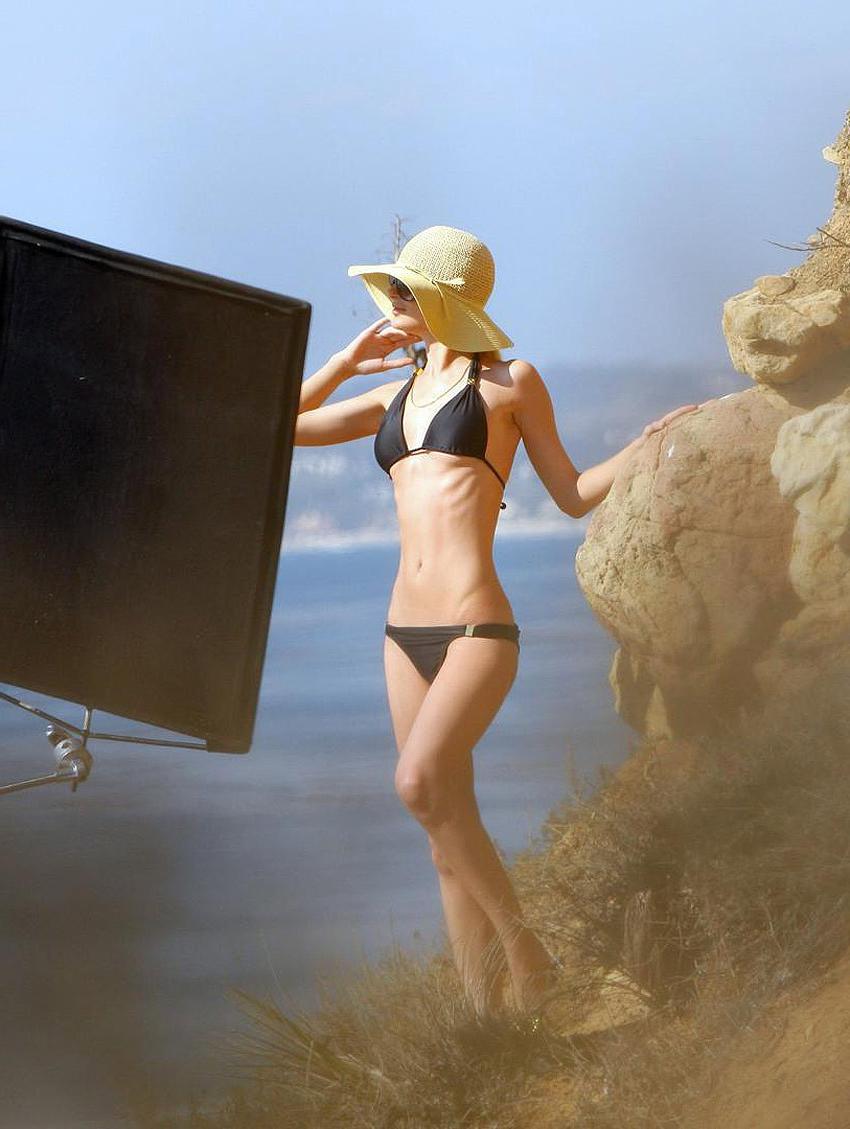 15P Paris Hilton flashing topless on the beach