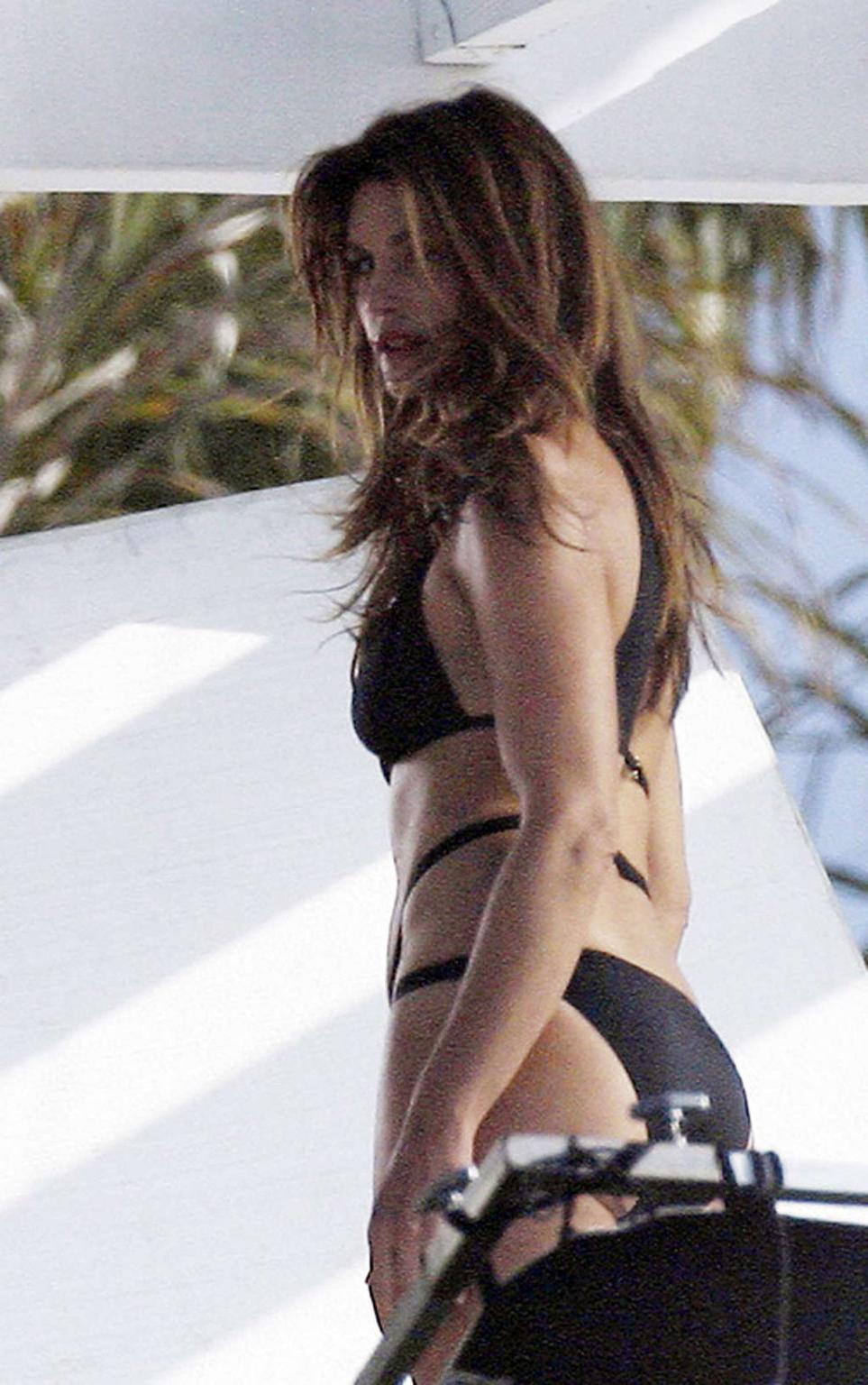 16P Cindy Crawford enjoying on yacht in topless and showing sexy ass