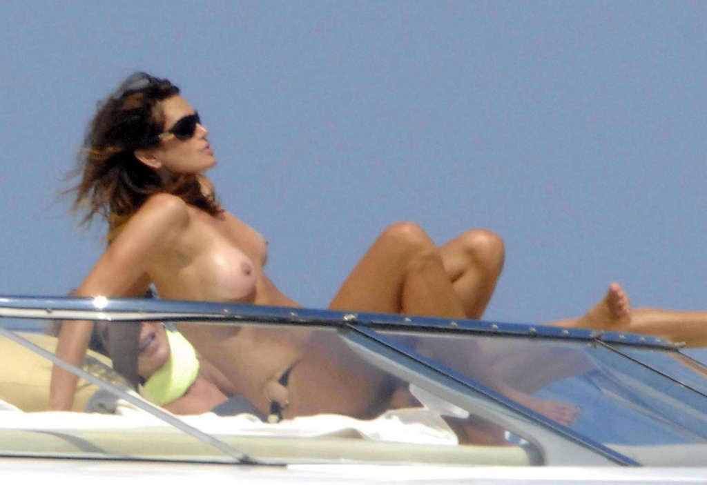 16P Cindy Crawford enjoying on yacht in topless and showing sexy ass
