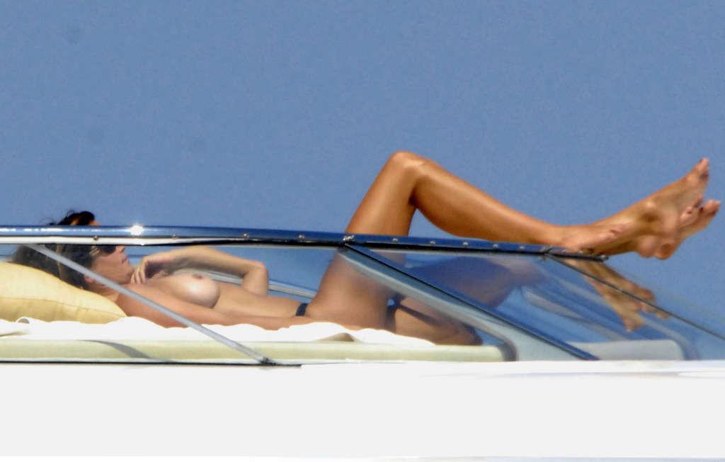 16P Cindy Crawford enjoying on yacht in topless and showing sexy ass