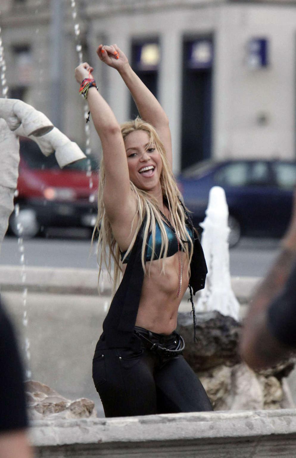 16P Shakira exposing her fucking sexy body and nice abdominal muscles