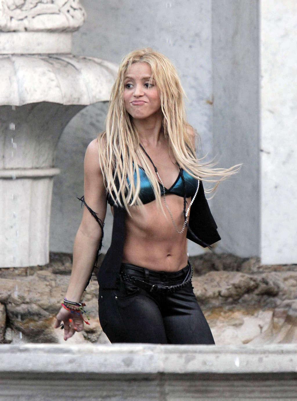 16P Shakira exposing her fucking sexy body and nice abdominal muscles