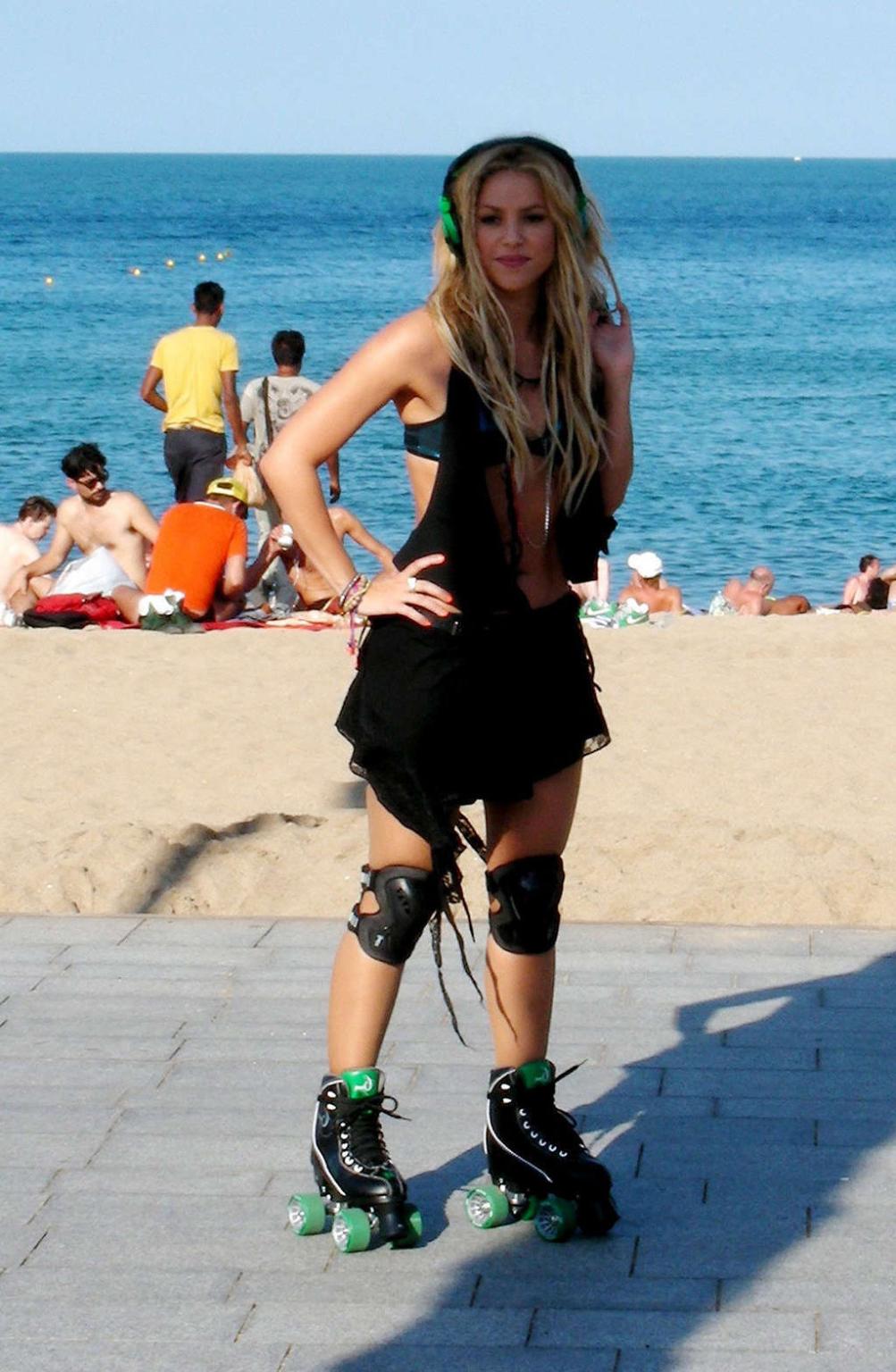 16P Shakira exposing her fucking sexy body and nice abdominal muscles
