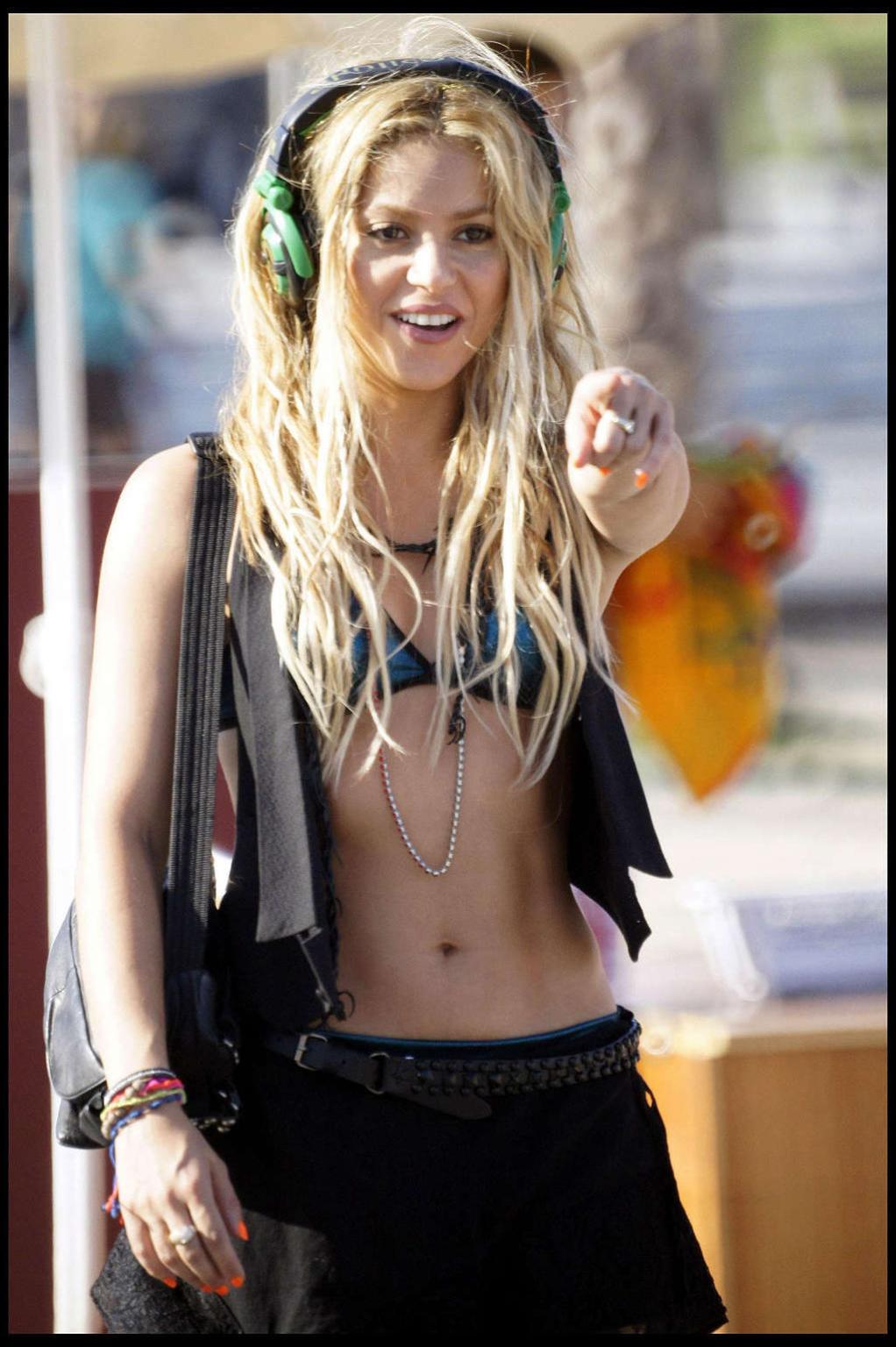 16P Shakira exposing her fucking sexy body and nice abdominal muscles