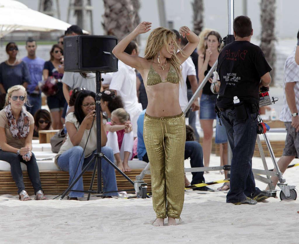 16P Shakira exposing her fucking sexy body and nice abdominal muscles