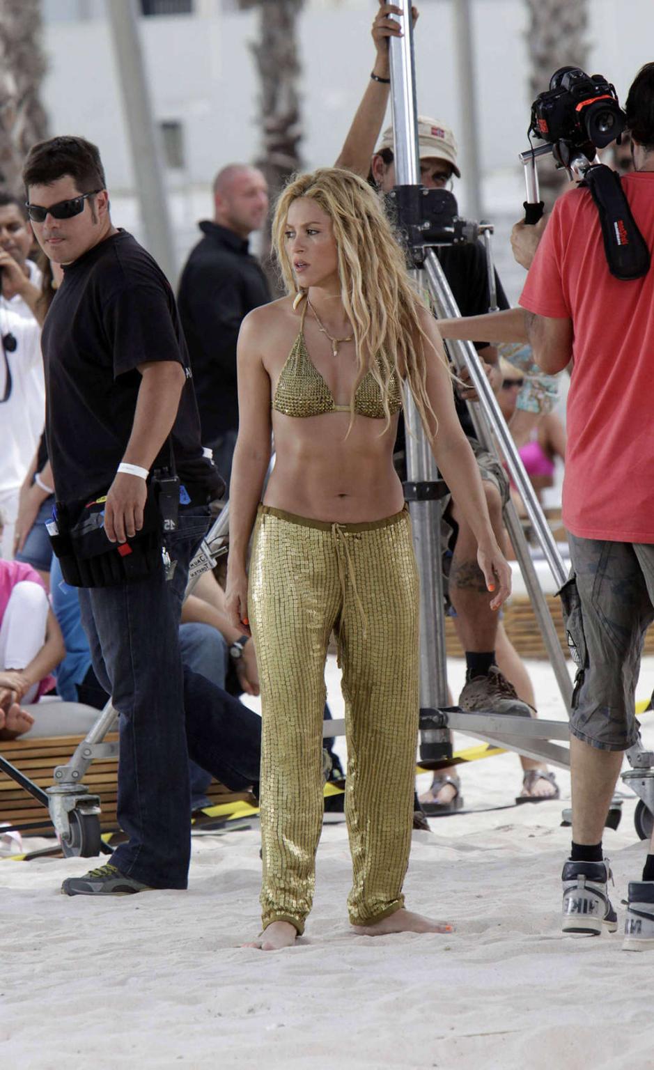 16P Shakira exposing her fucking sexy body and nice abdominal muscles