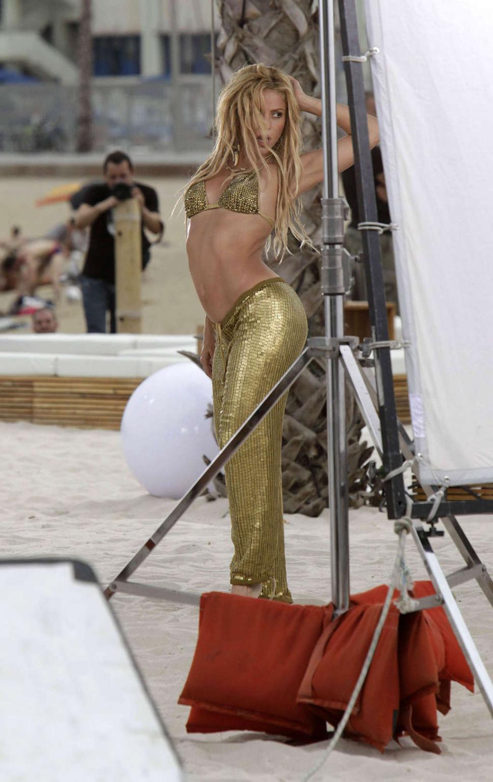 16P Shakira exposing her fucking sexy body and nice abdominal muscles