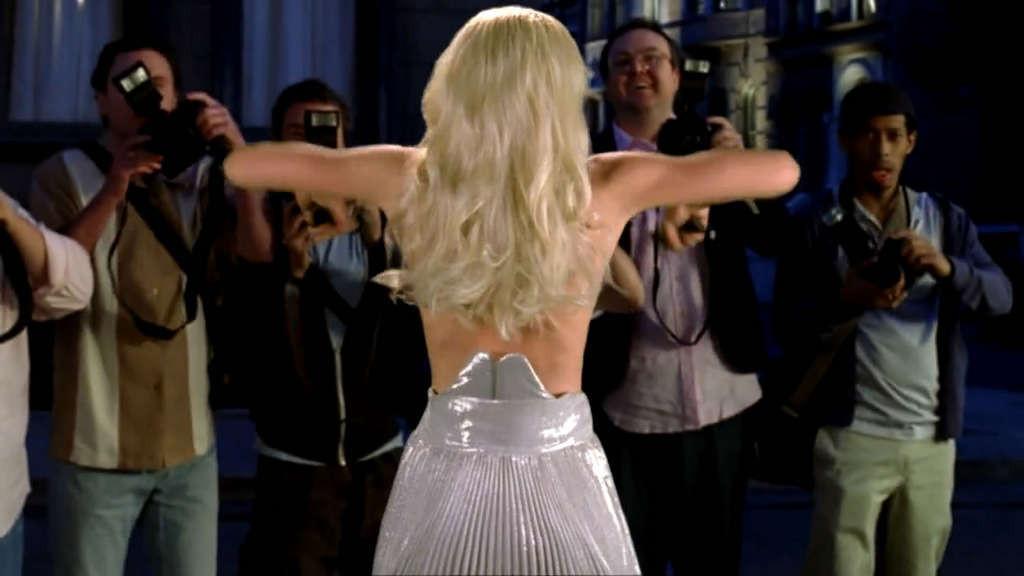 10P Lindsay Lohan upskirt while wind blow her skirt and topless posing