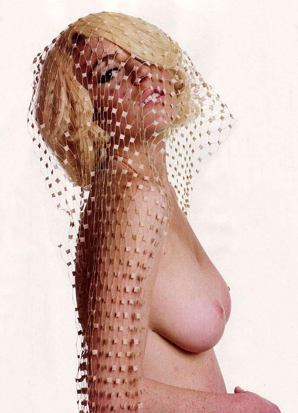 10P Lindsay Lohan upskirt while wind blow her skirt and topless posing