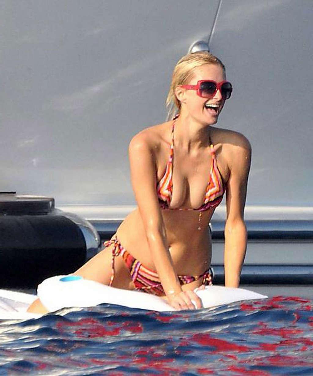 16P Paris Hilton enjoying on yacht in topless and showing sexy body