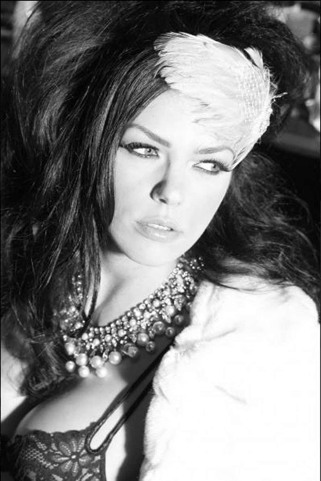 16P Adrianne Curry posing nude on bed and topless