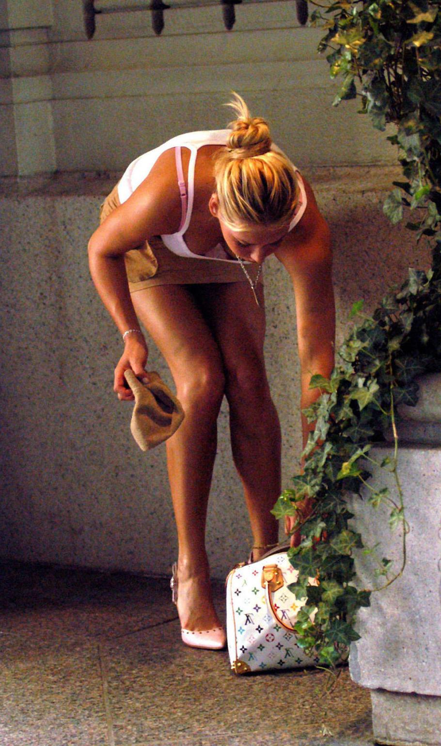 16P Anna Kournikova leggy in mini skirt and topless on beach