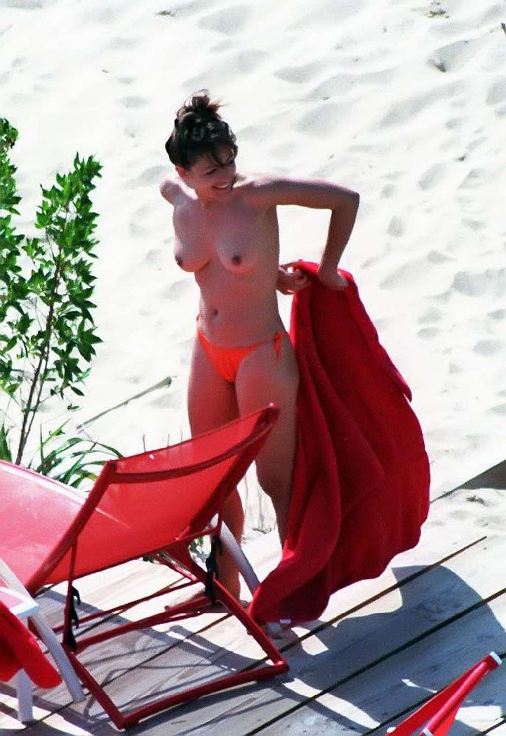 16P Elizabeth Hurley posing very sexy and leggy and topless