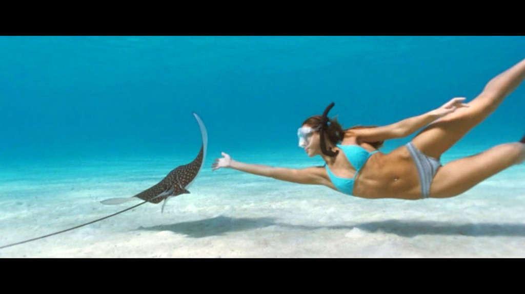 16P Jessica Alba posing nude on bed and diving in bikini