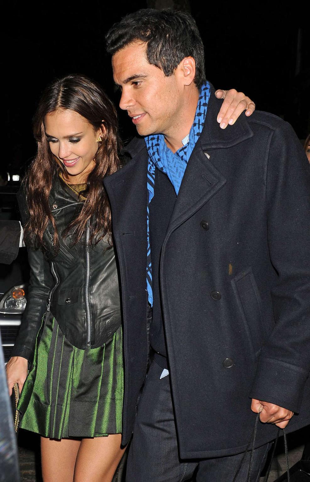 16P Jessica Alba posing nude on bed and diving in bikini