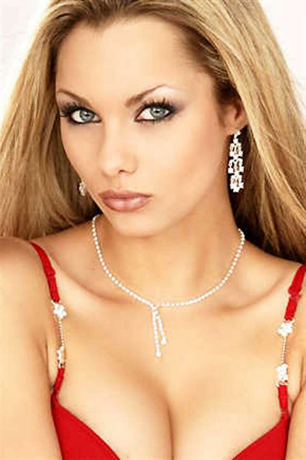 16P Jessica Jane Clement cought in lesbian action and topless