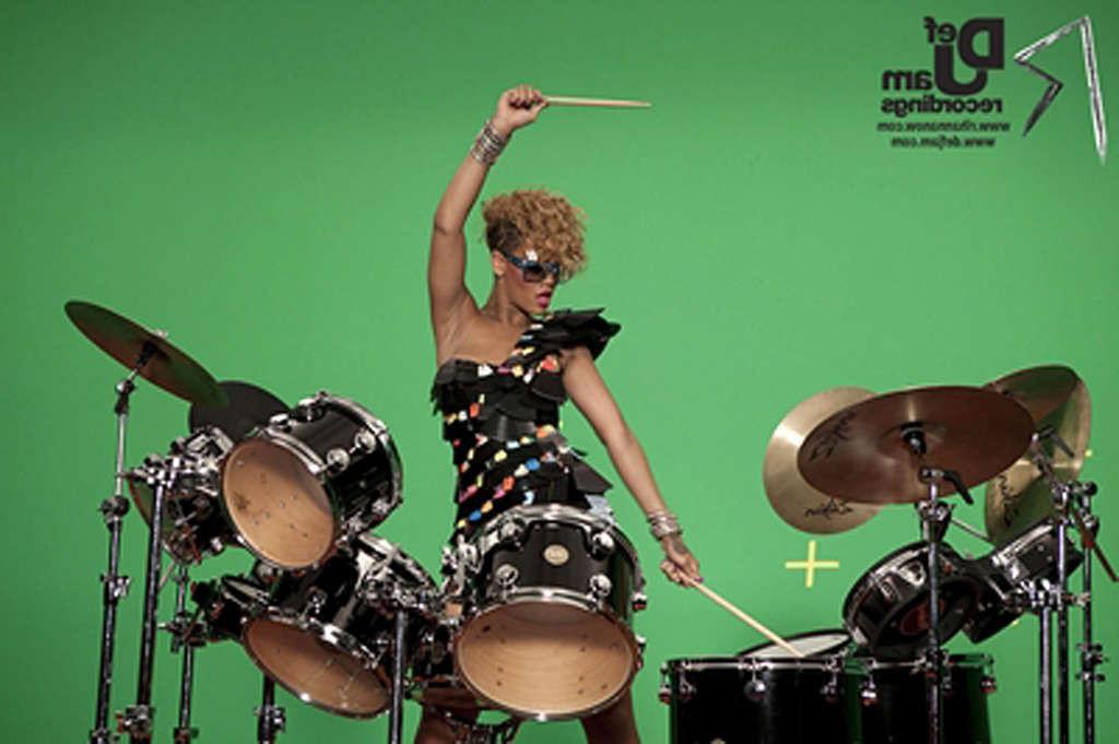 16P Rihanna look hot in her music video and exposing tits