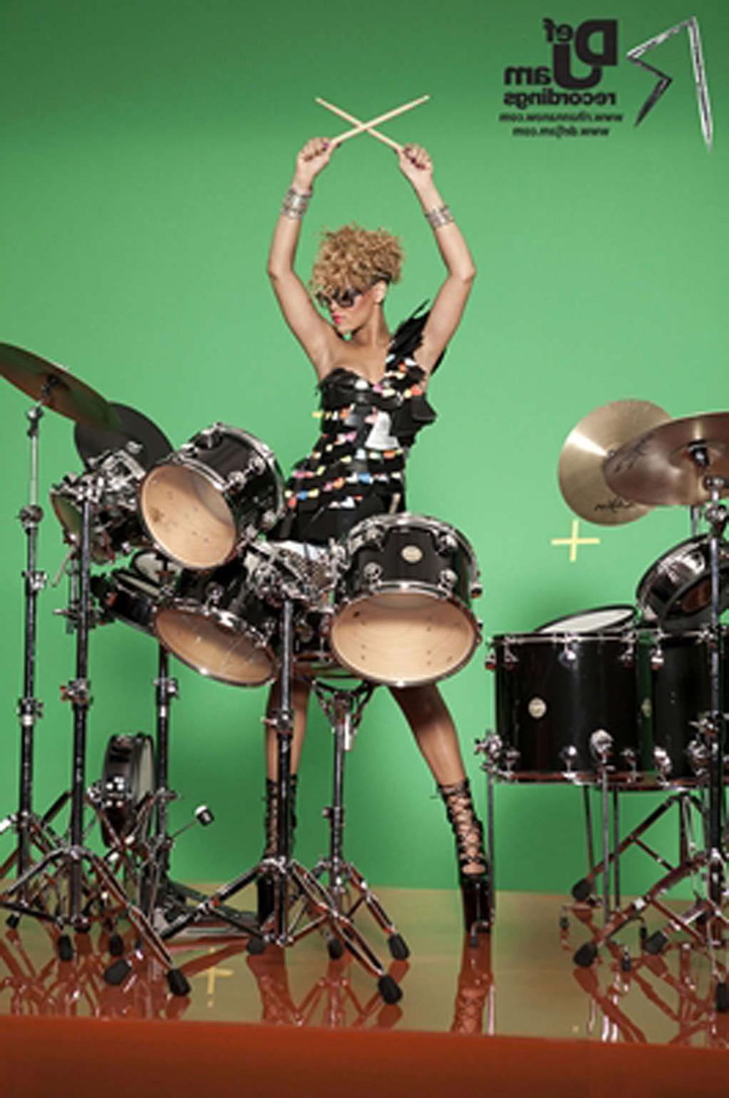 16P Rihanna look hot in her music video and exposing tits